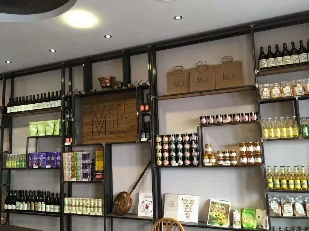 Amfer Meuble Sur Mesure A Orleans Pochoir Du Logo Sur Bois Restaurant A Paris
